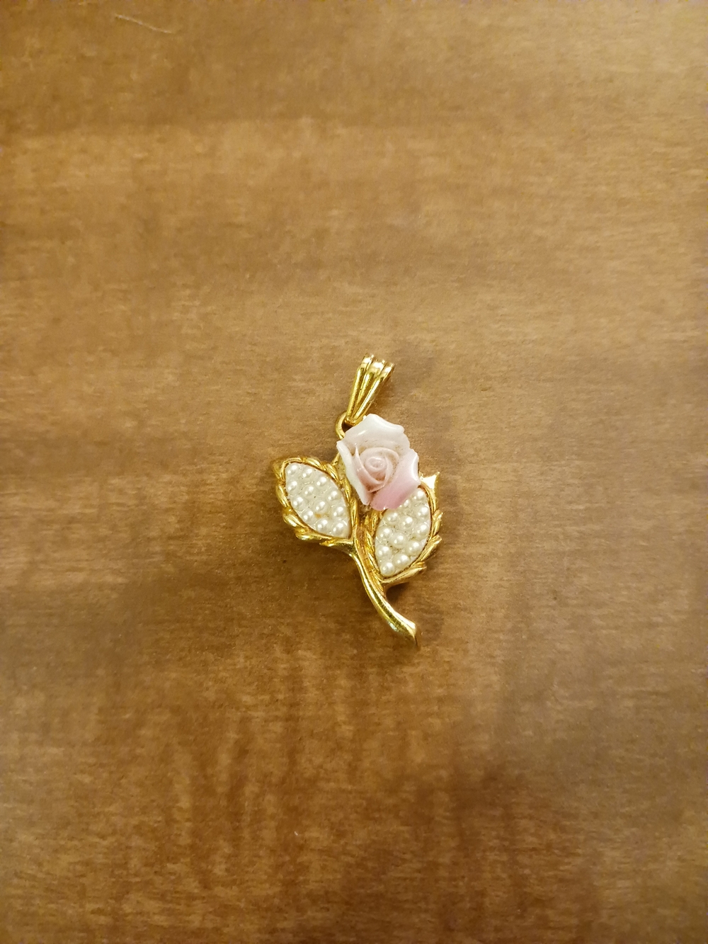 Avon Gold-Tone Pink Rose and Pearl Leaf Pendant Necklace
